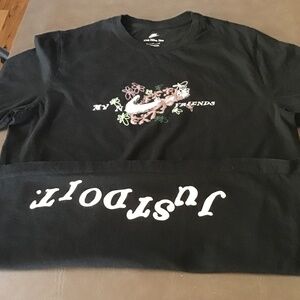 Nike women’s T-shirt in black - My Nike Friends